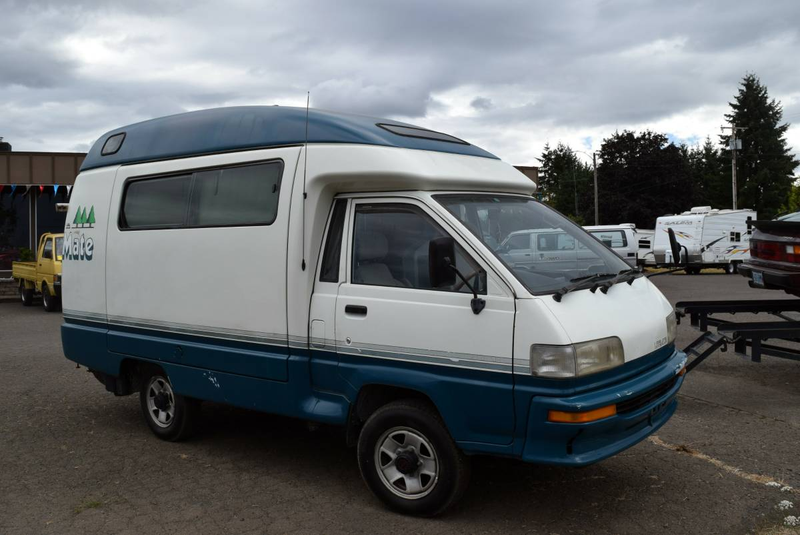 Illustration for article titled For $12,450, Could This 1990 Toyota Lite Ace Really Be Your Camp Mate?